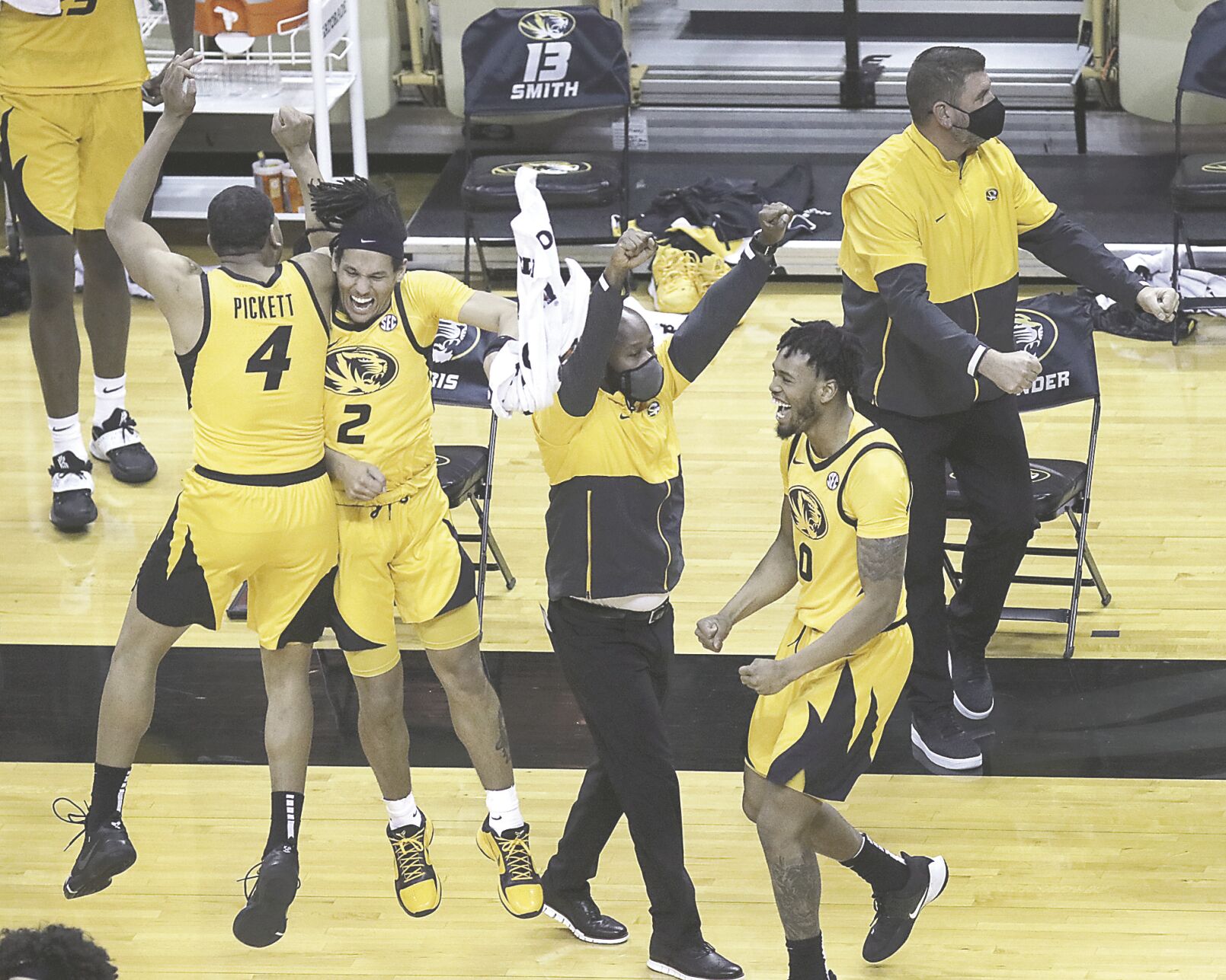 Missouri players and coaches celebrate after the buzzer sounds
